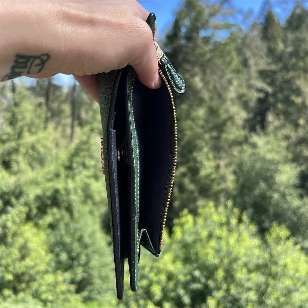 COACH Slim Bifold Wallet GREEN
Crossgrain Leather with Gold Hardware AUTHENTIC - Picture 6 of 7